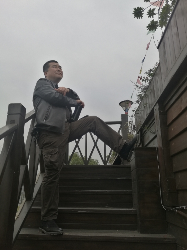 孤单背影的第一张照片--东山相亲网