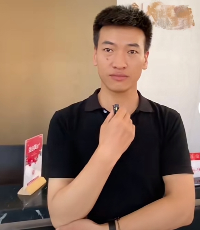 一杯梁白开的第一张照片--东山相亲网