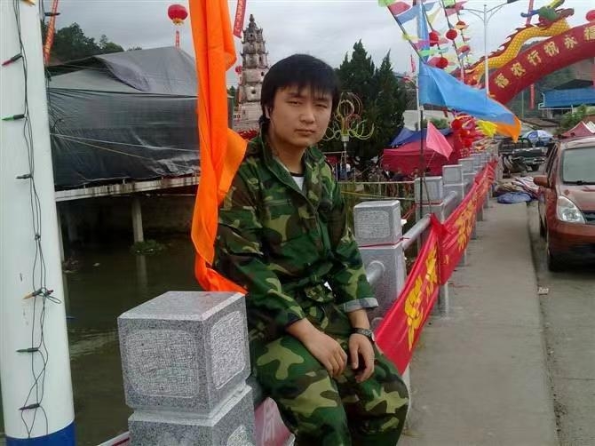 如影随形的第二张照片--东山相亲网