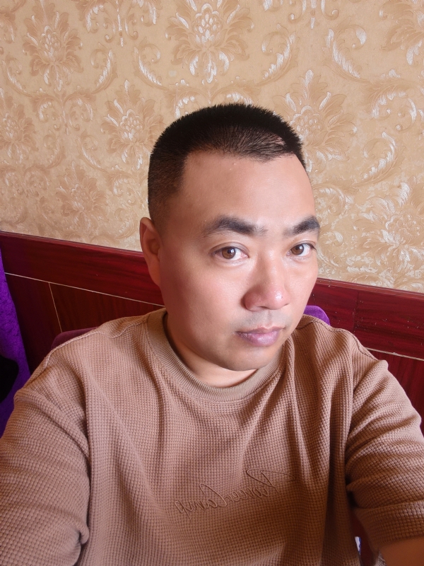 擦亮眼睛向前看的第一张照片--东山相亲网