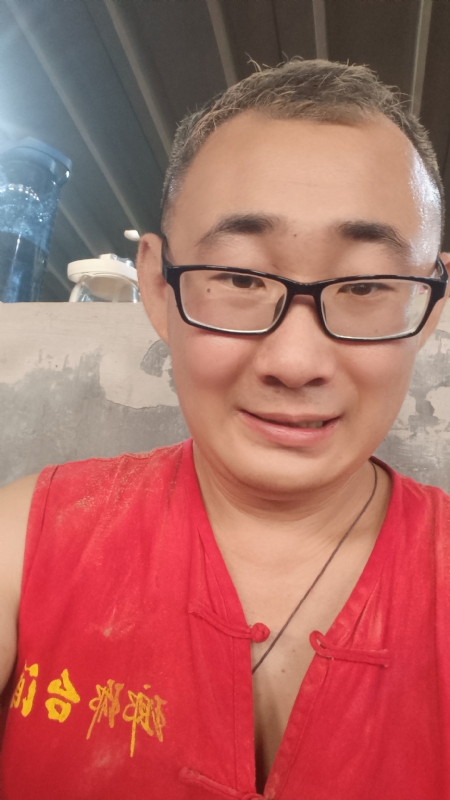 黑黑一笑的第二张照片--东山相亲网